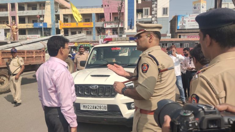 निवडणूक निरीक्षक (पोलीस) राजेश दुग्गल यांनी स्वत: केली वाहनांची तपासणी; पोलीसांची तपासली वाहने
