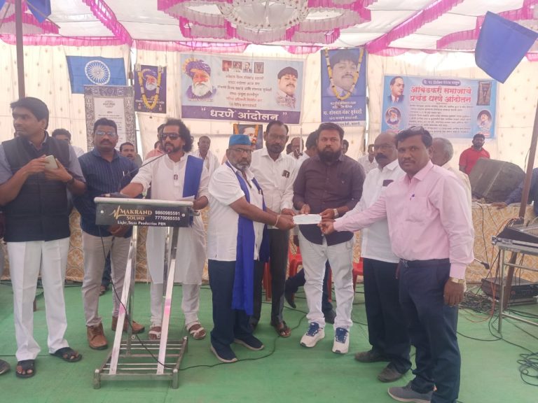 लोकनेते विजय वाकोडे यांच्या कुटुंबीयांना संबोधी विद्यालयाच्या वतीने आर्थिक सहाय्य