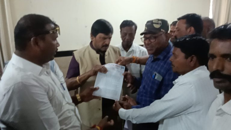 केंद्रीय सामाजिक न्याय राज्यमंत्री रामदास आठवले साहेब यांना मानवी हक्क अभियान घ्या वतीने गायरान प्रश्नानावर निवेदन.