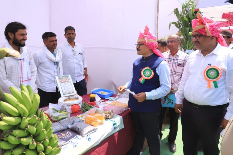 आधुनिक तंत्रज्ञानाच्या वापरातून शेती होईल अधिक उत्पादनक्षम – जिल्हाधिकारी संजयसिंह चव्हाण; जिल्हास्तरीय कृषि महोत्सवाचा शुभारंभ