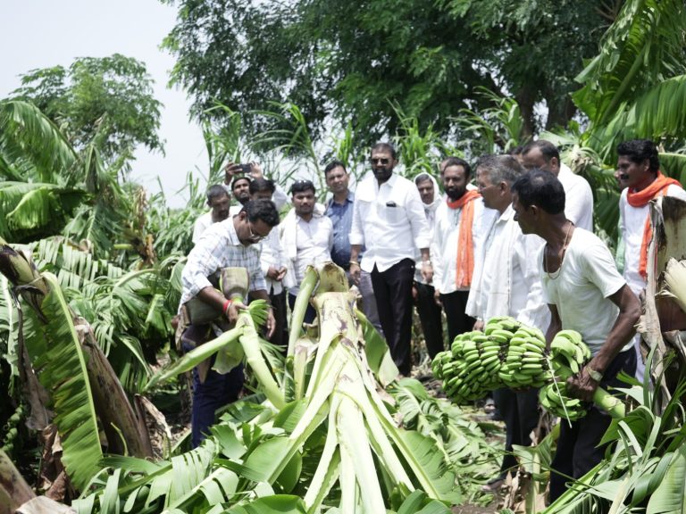 चक्रीवादळामुळे सावंगी खुर्द व बोबडे टाकळीतील शेतकऱ्यांचे मोठे नुकसान ; आ.डॉ.राहुल पाटील यांची पाहणी- तात्काळ पंचनाम्याचे आदेश