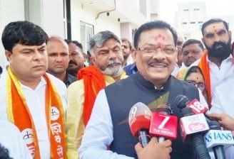 शिवसेनेचे मंत्री तथा प्रवक्ते संजय शिरसाठ यांचा उपस्थितीत सईद खान यांचा उमेदवारी अर्ज दाखल परभणीत दावा; विजय आमचाच होईलअसा दावा शिरसाट यांनी व्यक्त केला