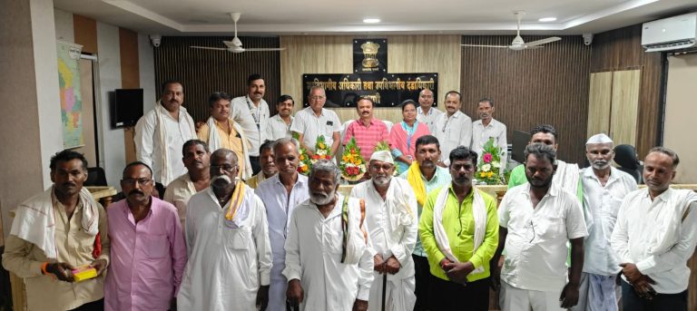 ३५ वर्षांपासून प्रलंबित फेरफार प्रकरणे निकाली; टाकळी (कुं) ग्रामस्थांनी मानले अधिकाऱ्यांचे आभार