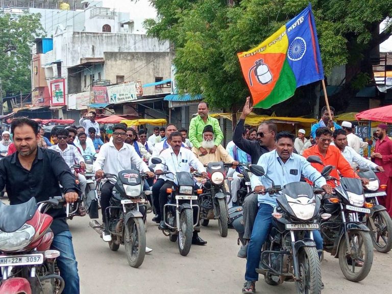 दिल्लीत आंदोलनकर्त्या विद्यार्थ्यांवरील अमानुष लाठी हल्ल्याचा परभणी जिल्ह्यात तीव्र निषेध : वंचित बहुजन आघाडीच्या आंदोलनास प्रतिसाद