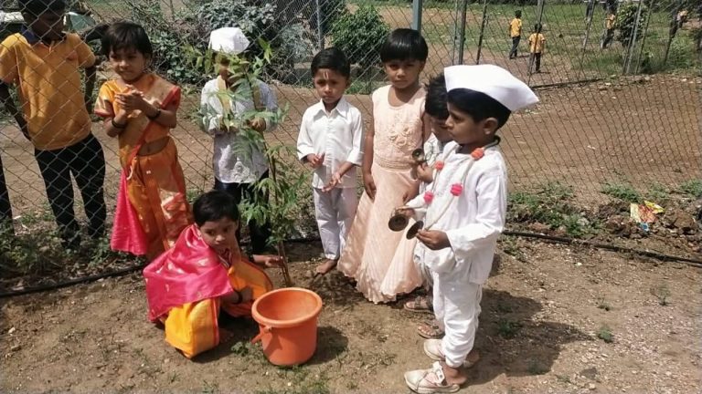 आषाढीनिमित्त वडी येथील अंगणवाडीतील चिमुकल्यांची भक्तिमय दिंडी; ‘एक मूल-एक झाड’ उपक्रमातून पर्यावरणाचा संदेश