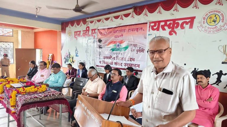 राष्ट्रभक्ती शिस्तबद्ध आचरणातूनच दिसली पाहिजे : जिल्हा पोलीस अधीक्षक पंकज कुमावत : मराठवाडा हायस्कूलमध्ये कारगिल विजय दिनानिमित्त देशभक्ती आणि लोकशाही मूल्यांचा जागर