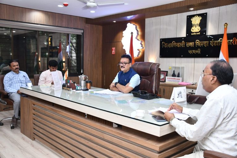 कर्जमुक्तीच्या लाभासाठी ॲग्रीस्टॅक व आधार प्रमाणीकरण त्वरित पूर्ण करा – जिल्हाधिकारी संजयसिंह चव्हाण