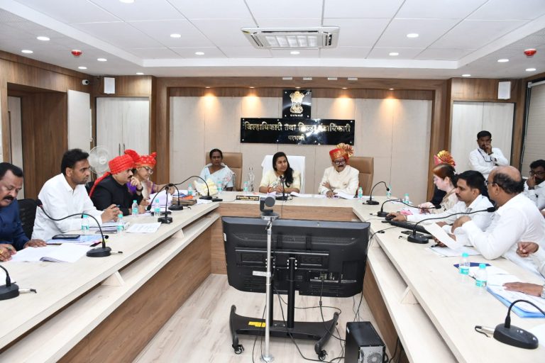 दुष्काळसदृश परिस्थितीचा पालकमंत्र्यांकडून आढावा दुष्काळसदृश परिस्थितीत शेतकऱ्यांना अडचण भासू देऊ नका-पालकमंत्री मेघना बोर्डीकर यांचे प्रशासनाला निर्दश