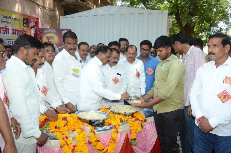 वीर जिवाजी महाले यांच्या जयंतीनिमित्त अभिवादन : नाभिक महामंडळाद्वारे सावली वृद्धाश्रमात अन्नदान कार्यक्रम