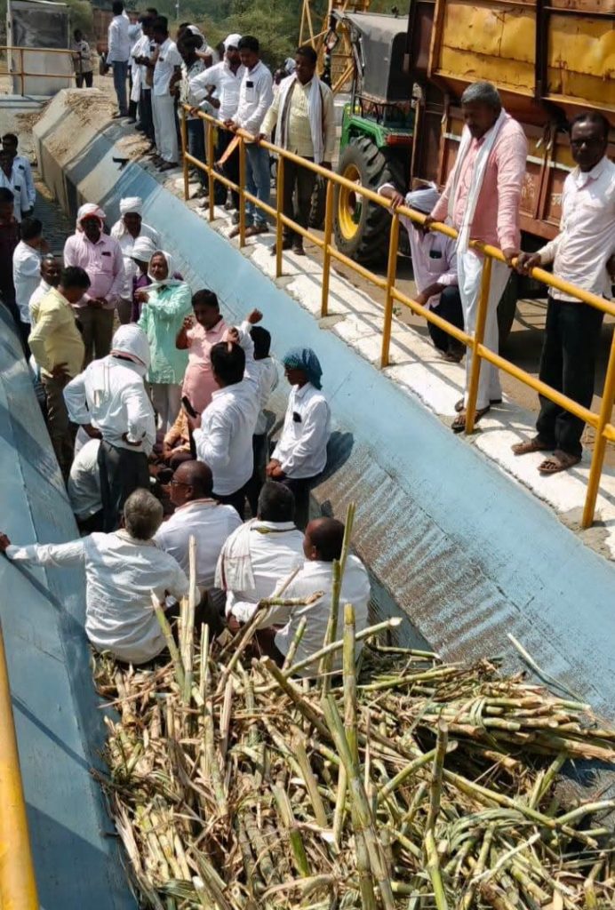 ऊस दरासाठी किसान सभेच्या नेतृत्वाखाली आंदोलन : रेणुका शुगरचे गाळप पाडले बंद
