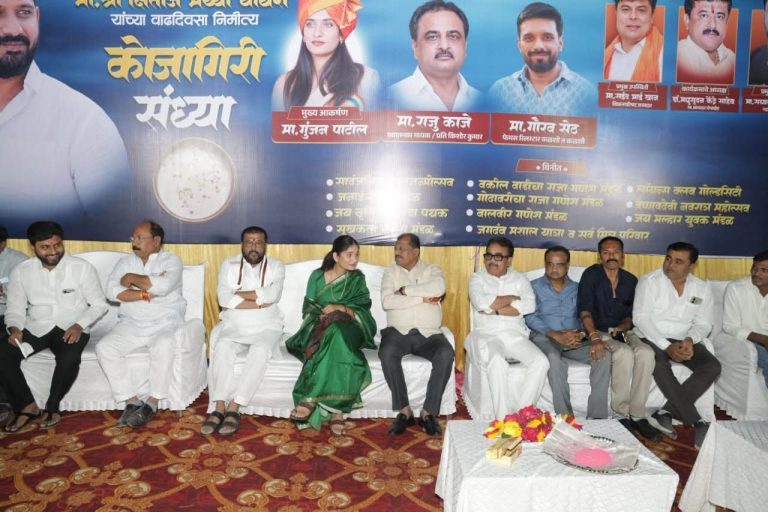 गोदाकाठावर रंगली अविस्मरणीय ‘कोजागिरी संध्या’! सुप्रसिद्ध गायक राजू काजे आणि कवियत्री गुंजन पाटील यांचे बहारदार सादरीकरण