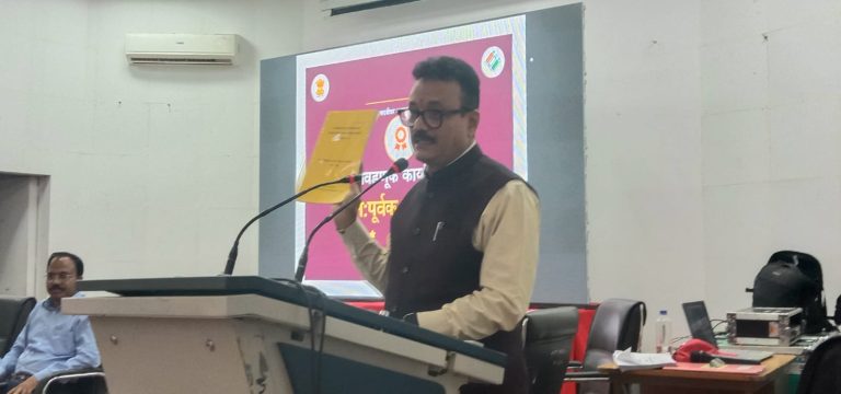 पदवीधर मतदारसंघ निवडणुकीसाठी मतदान अधिकारी-कर्मचाऱ्यांचे पहिले प्रशिक्षण संपन्न; १५ मतदान केंद्राध्यक्ष, २४ मतदान अधिकारी आणि १४ क्षेत्रीय अधिकारी गैरहजर; कारणे दाखवा नोटीस बजावण्यात येणार