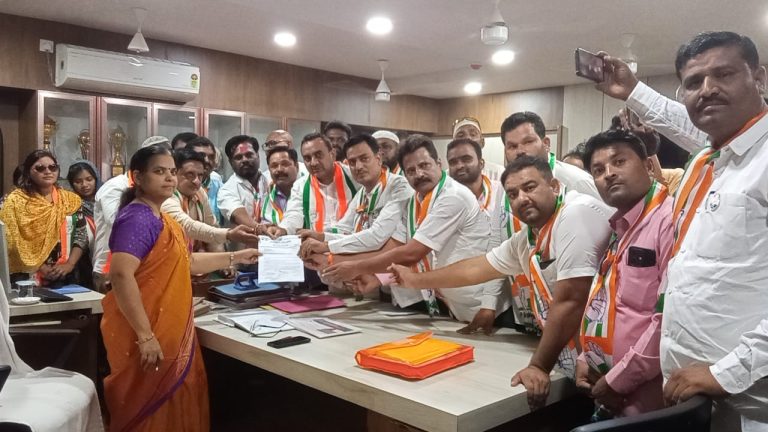 परभणी तालुका काँग्रेसचे जिल्हाधिकारी कार्यालयासमोर धरणे आंदोलन; दुष्काळग्रस्त शेतकर्यांना हेक्टरी 50 हजारांची मदत व मुख्य निवडणूक आयुक्तांच्या राजीनाम्याची मागणी