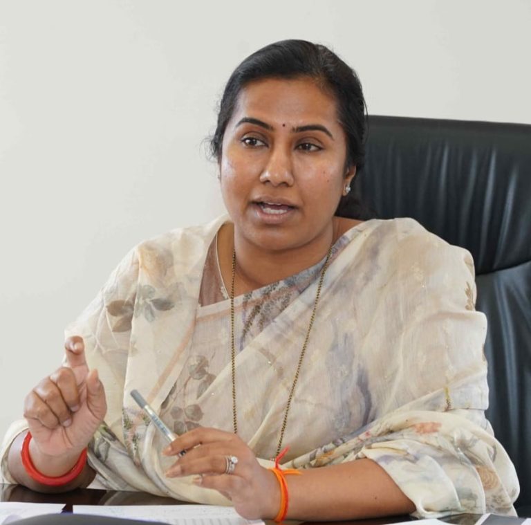 पालकमंत्री मेघना बोर्डीकर यांची जलसंधारणाची विशेष मोहीम ; जिल्हाधिकारी यांना निर्देश; ३१ ऑक्टोबरपर्यंत स्वमालकीच्या विहिरी, बोअरवेलच्या पुनर्भरणाची कामे करण्याचे आवाहन