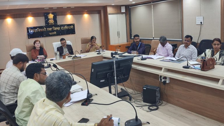 दुष्काळावर मात करण्यासाठी जलसंधारणाची कामे गतीने पूर्ण करा– जिल्हाधिकारी संजयसिंह चव्हाण